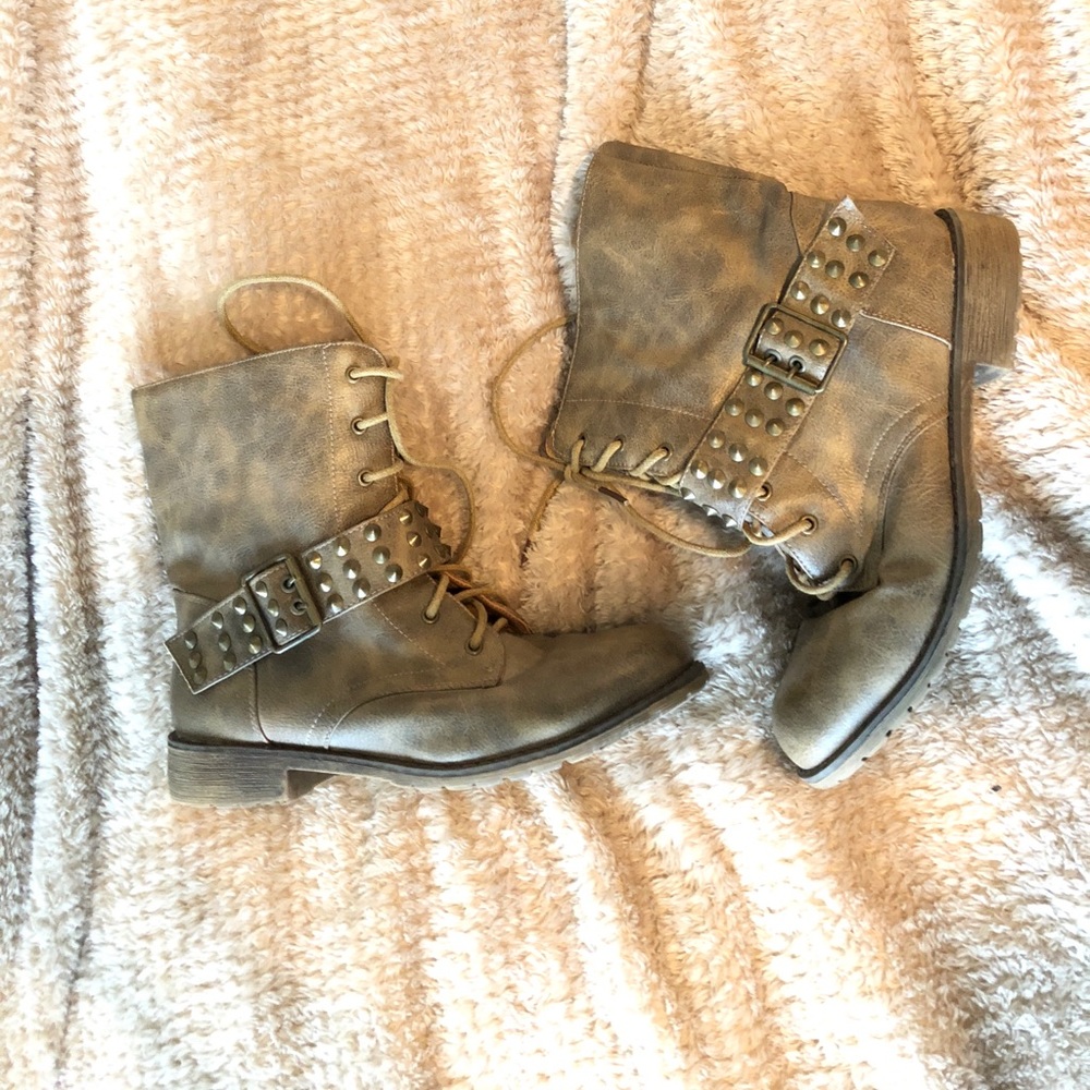 SUPER CUTE Combat boots!